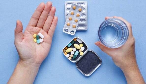 Tomar pastillas para los hongos en las uñas de los pies.