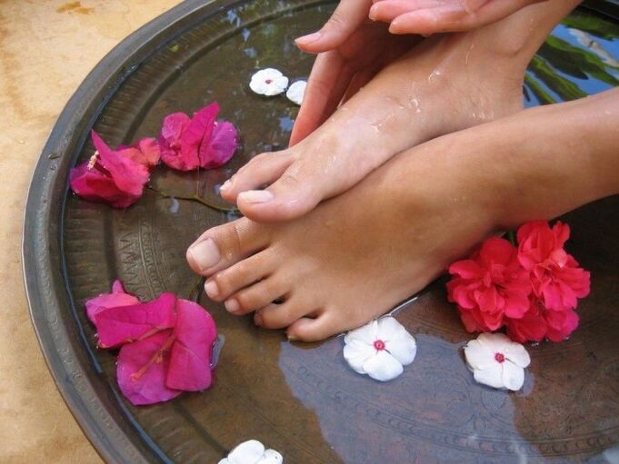 Baño de vinagre de manzana para hongos en las uñas de los pies
